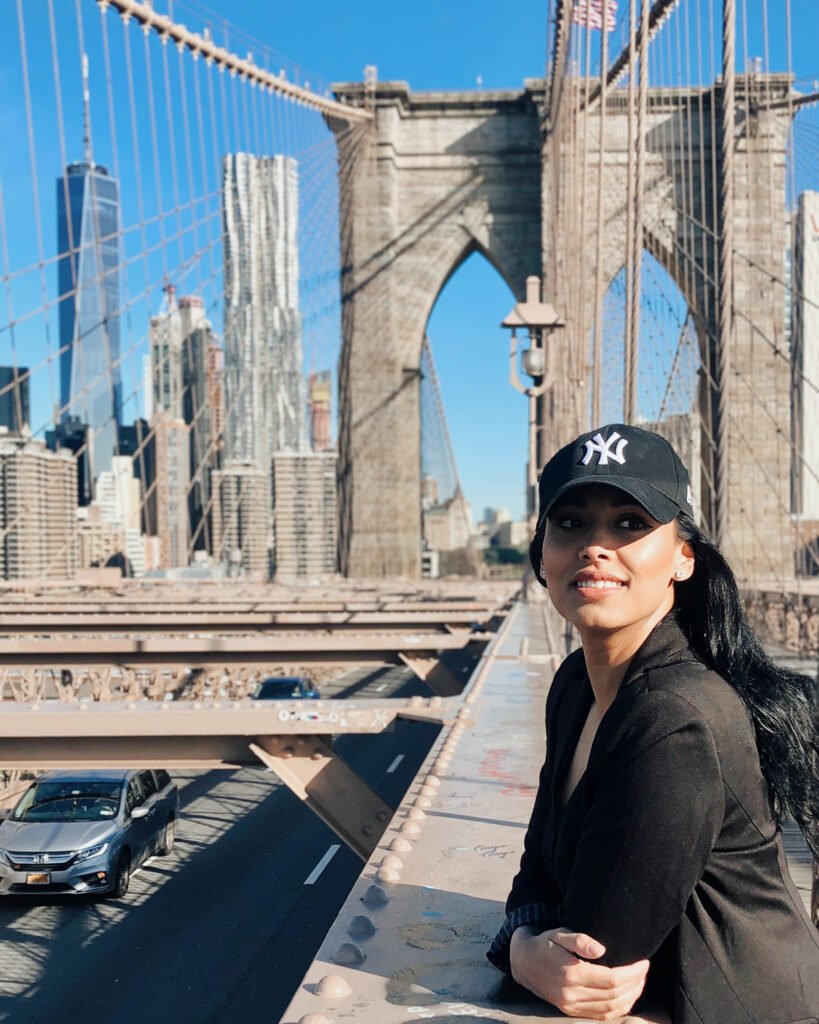 new york brooklyn bridge woman