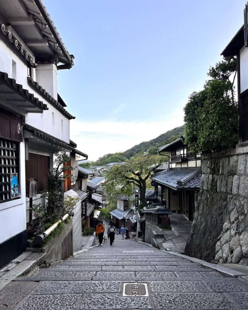 sannenzaka in gion kyoto jetlag sarah stop waiting for others to travel